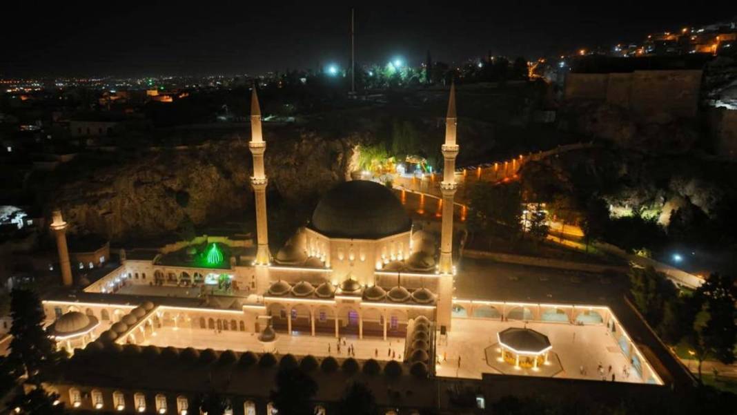 Gündüz sıcağından kaçan kültür meraklıları tarihi alanları gece serinliğinde görme fırsatı yakalıyor 7